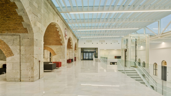 Atrio de la Universidad de Gibraltar Iluminación Tromilux